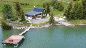Traditional Casa Pescarului langa lac cu ponton